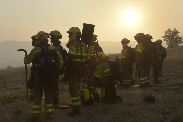 Estabilizados los incendios de Salceda de Caselas y As Neves, que ya no suponen un riesgo para las viviendas