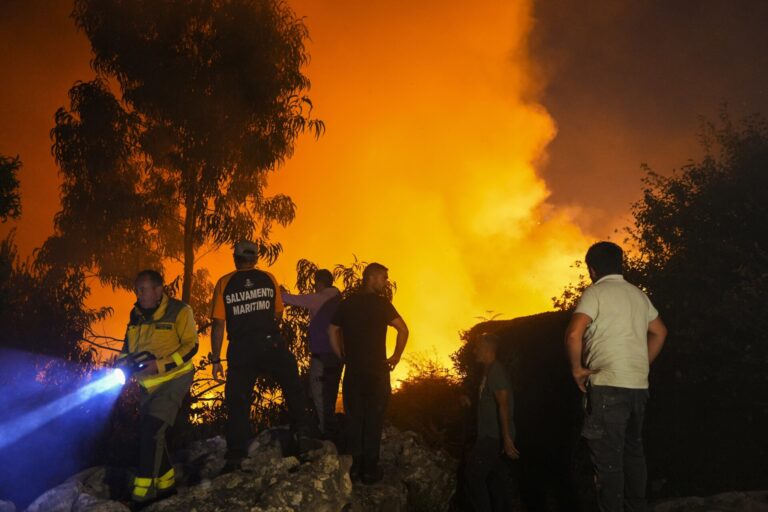 Activos incendios en Forcarei y O Saviñao y sigue sin controlar el fuego de A Fonsagrada que quema 120 hectáreas