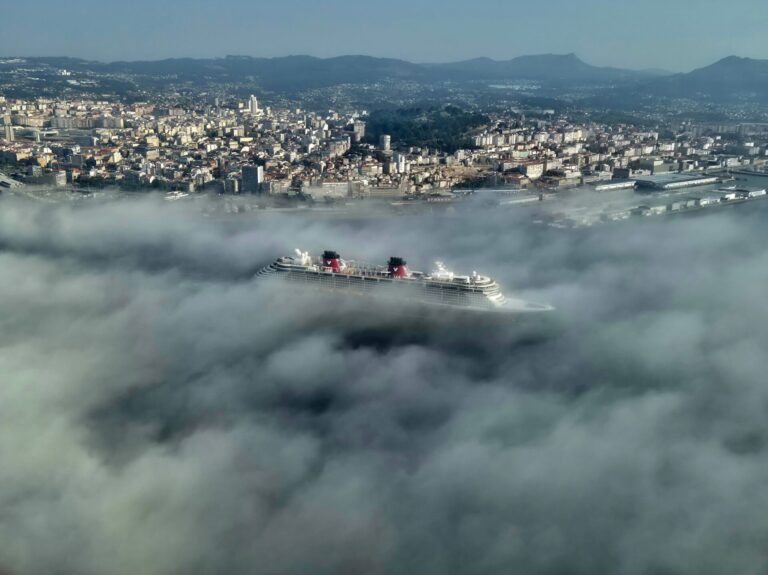 Evacuada de urgencia una pasajera del crucero Disney Fantasy cuando navegaba frente a Porto do Son
