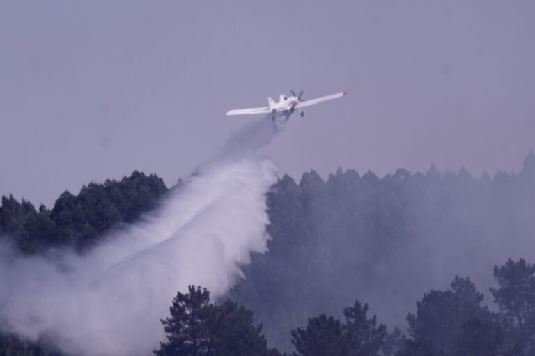 El incendio de Chandrexa avanza hasta las 700 hectáreas y el de Monteseiro, en Fonsagrada, está estabilizado
