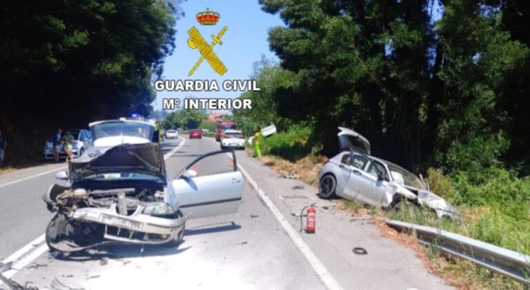 Seis heridos leves tras una colisión entre tres vehículos en Cangas (Pontevedra)