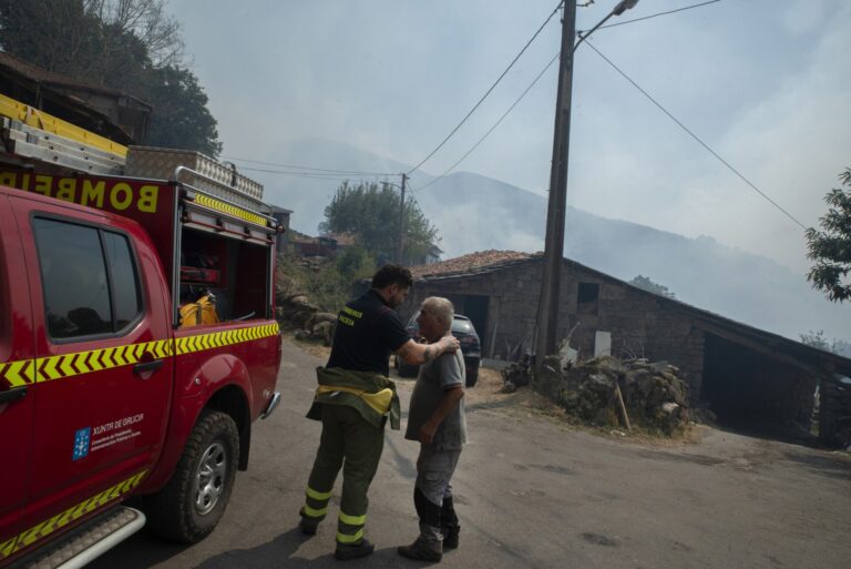 El incendio de Maceda (Ourense), que llevó a vecinos a desalojar sus casas, arrasa más de 300 hectáreas