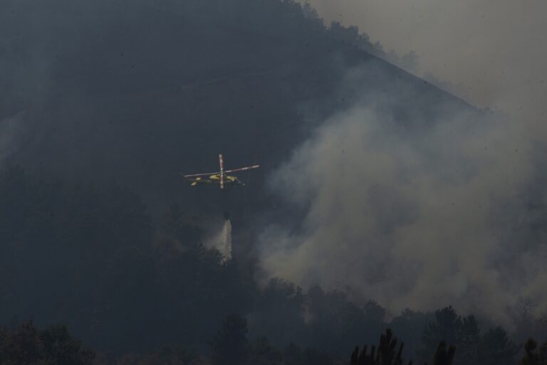 Rural.- Un brigadista sufre quemaduras durante la extinción del incendio de Maceda (Ourense)