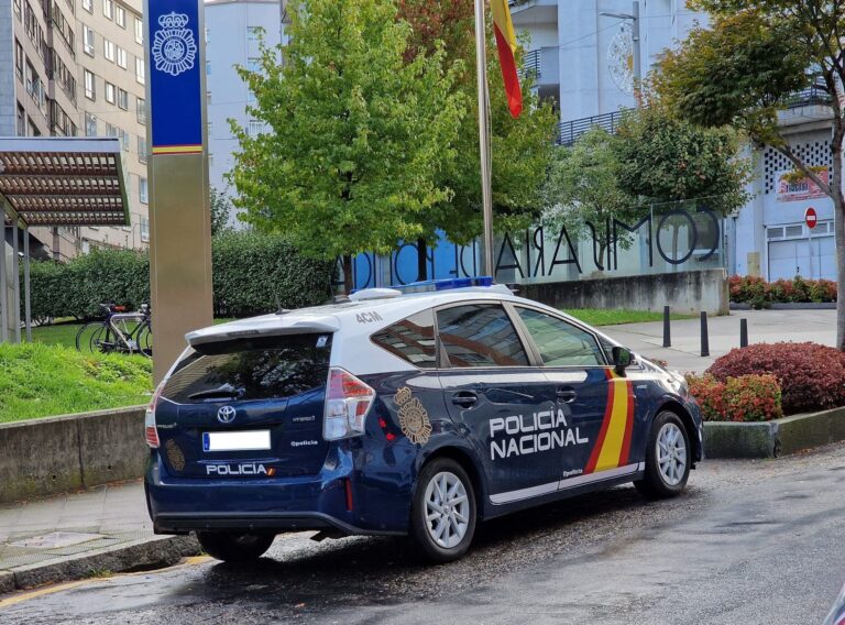 Agentes de la Policía Nacional impiden que una joven se precipite desde la última planta de un edificio de Vigo