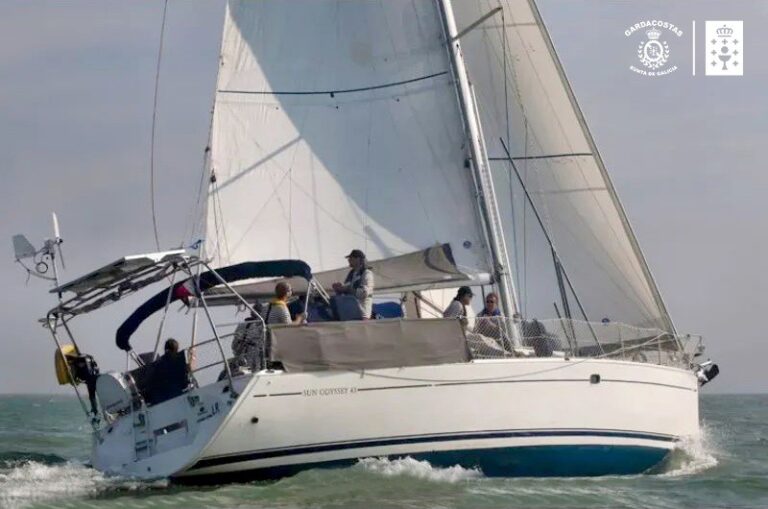 Rescatados los tripulantes de un velero francés a 75 millas de Ribadeo (Lugo)