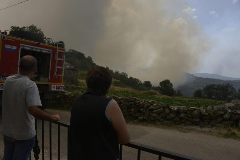 Desalojos por la amenaza del fuego para casas en Maceda y Chandrexa, en donde arden más de 3.000 hectáreas