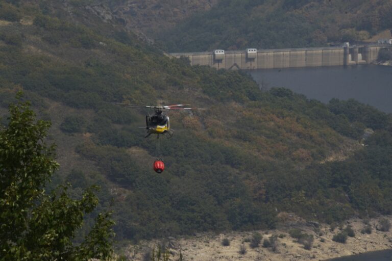 Aagesen sigue «al minuto» la evolución de los incendios en España, con envío de medios a fuegos de Chandrexa y Maceda