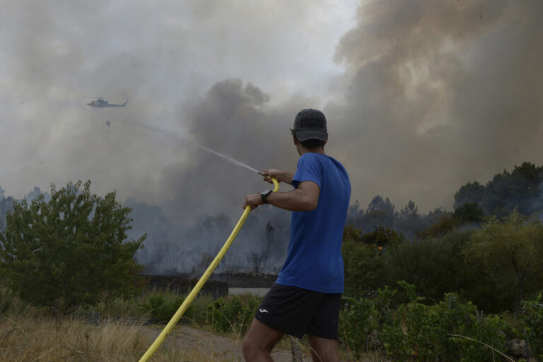 Rural.- La concentración de incendios en Ourense flanquea la ciudad: «La sensación de calor ahora mismo es asfixiante»