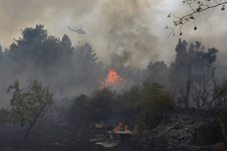 La ola de incendios sin controlar en Galicia avanza con 8.000 hectáreas arrasadas