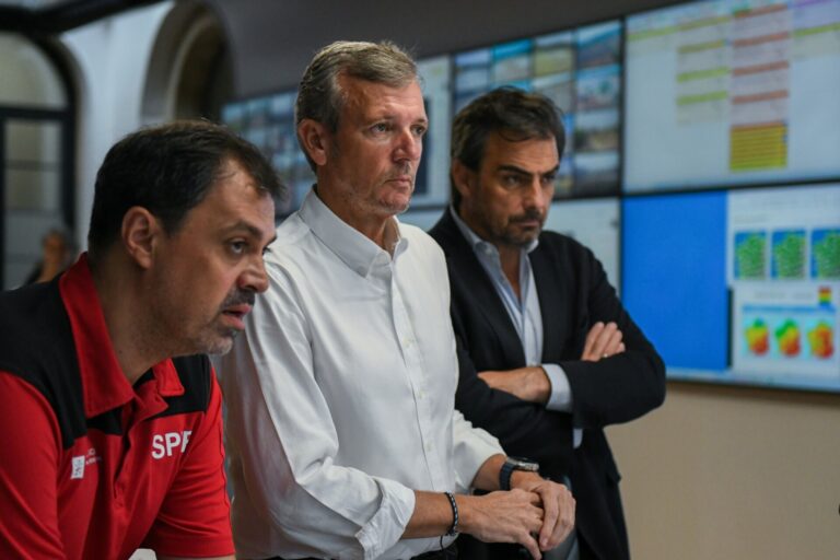 Rueda defiende el «potente» dispositivo de la Xunta, que extingue «entre 30 y 35» incendios diarios