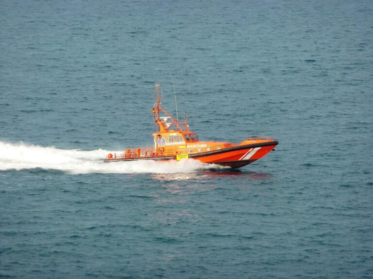 Rescatados en buen estado los dos tripulantes de un pesquero hundido frente a Estaca de Bares