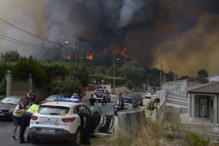 Rural.- Los incendios de Ourense obligan a cortar la A-52 en A Mezquita y Verín y la N-525 en A Gudiña