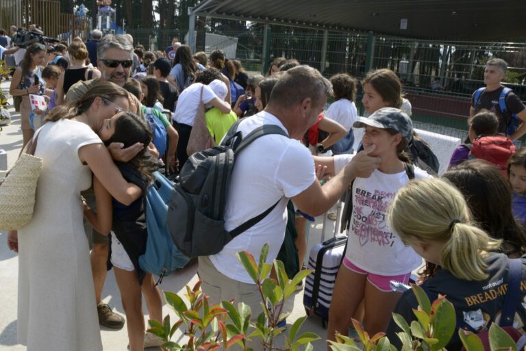 Rural.- Abrazos y lágrimas en el reencuentro con sus familias de los más de 100 niños confinados en Manzaneda