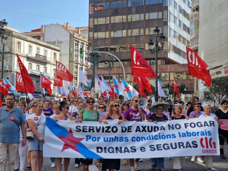 Decenas de personas protestan en Vigo para exigir un protocolo que garantice seguridad en el SAF: «Teresa somos todas»