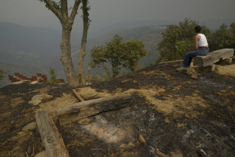 Monterrei sufre una noche de evacuaciones y confinamientos por el fuego