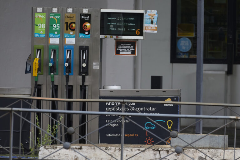 Los carburantes siguen a la baja y tocan precios mínimos del verano en pleno puente del 15 de agosto