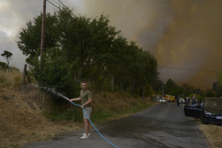 Puente advierte de «momentos muy duros» en los incendios de Ourense y Renfe ofrece cambios y devoluciones por cortes