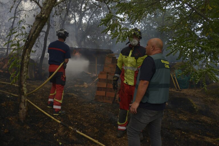 Arden casas y coches en Monterrei: «Es la peor situación que vi en 20 años, se prevén 48 horas muy duras»