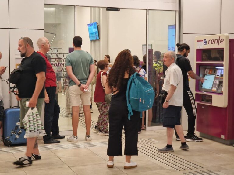 Resignación en las estaciones gallegas ante la suspensión de trenes a Madrid por los fuegos: «Vamos a estar aquí días»