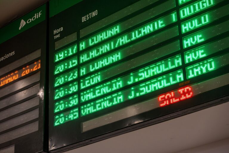 Cancelada de forma definitiva para todo el día la circulación de trenes entre Galicia y Madrid por el fuego