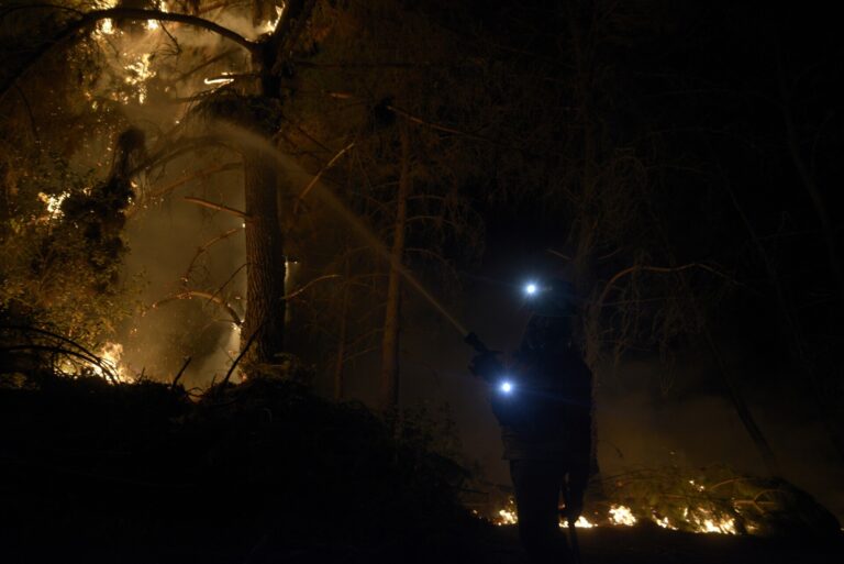 La A-52 está cortada en Cualedro (Ourense) y el tráfico ferroviario sigue interrumpido por los incendios