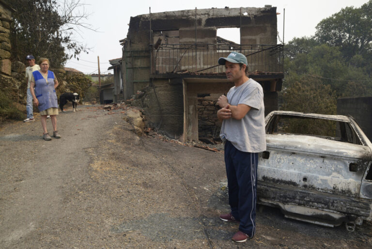 Rural.-El incendio de Monterrei (Ourense) deja a vecinos de A Caridade sin hogar:»Esto es el infierno, lo perdimos todo»