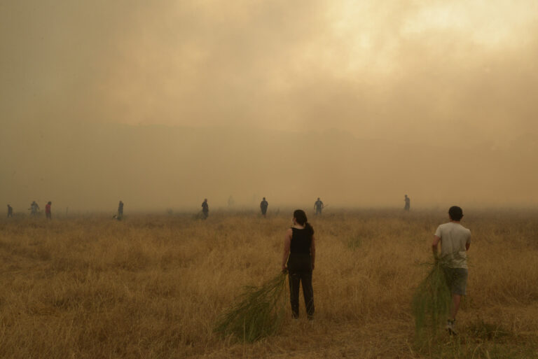 Rural.-Vecinos de Cualedro se arman con palas y ‘xestas’ para combatir el fuego:»No vamos a permitir que arda el pueblo»