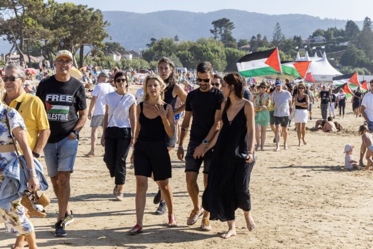 Rural.- La vicepresidenta Díaz participa en una marcha por Praia América, en Nigrán (Pontevedra), en apoyo a Palestina