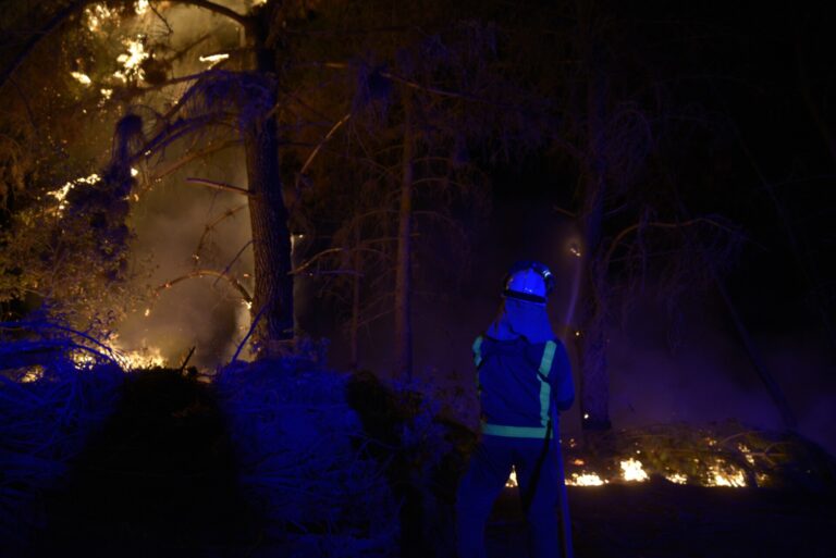 Rural.-(AM) Casi 70 personas siguen confinadas este sábado tras otra noche de lucha contra el fuego en Ourense