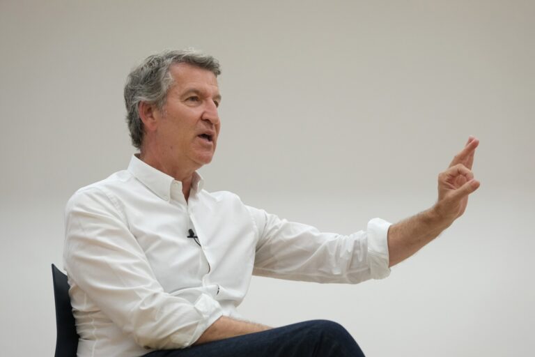 Feijóo considera que los políticos deben acreditar su título y someterá esta propuesta a debate dentro de su partido