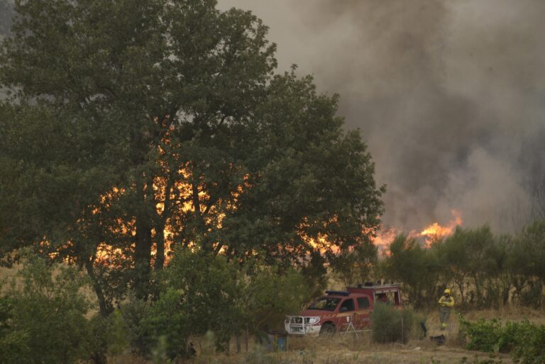 Rural.- Rescatada una persona que estaba rodeada por las llamas en Cenza (Ourense) mientras realizaba un cortafuego