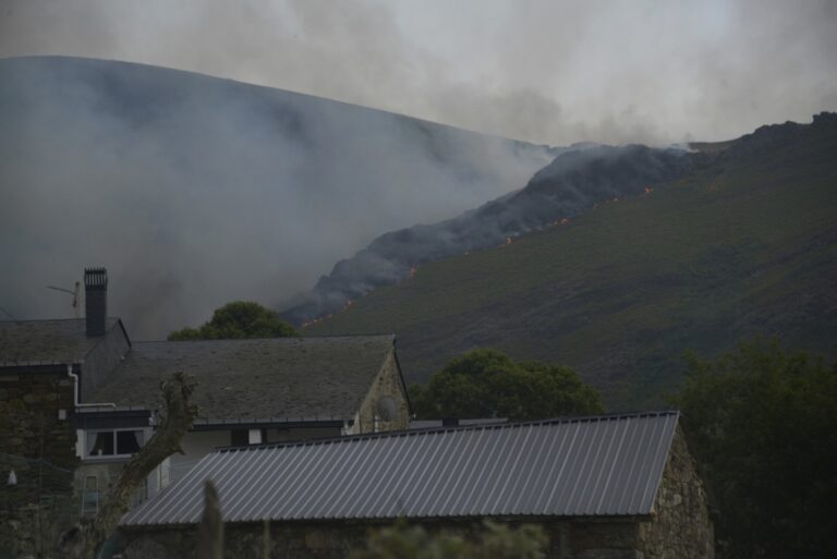 Rural.- La calidad del aire se mantiene entre regular y pésima en Ourense y Lugo a causa de los incendios forestales
