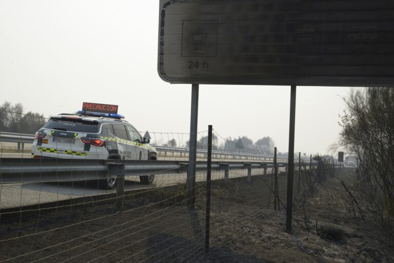 Rural.- Continúan las cortes al tráfico en la OU-1009 y la A-52, con uno de sus accesos reabiertos