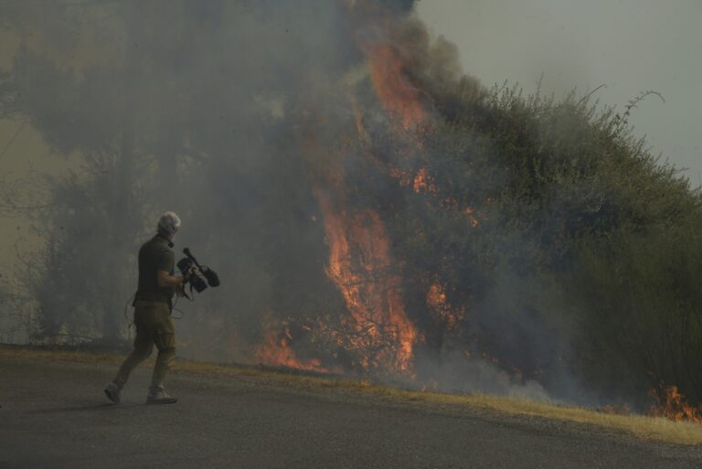Rural.- Los incendios de Ourense dejan heridos a un brigadista y a un bombero y la población recibe otra alerta
