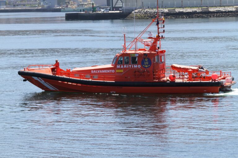 Remolcan una embarcación frente a las islas Cíes que se quedó sin propulsión con 11 personas a bordo