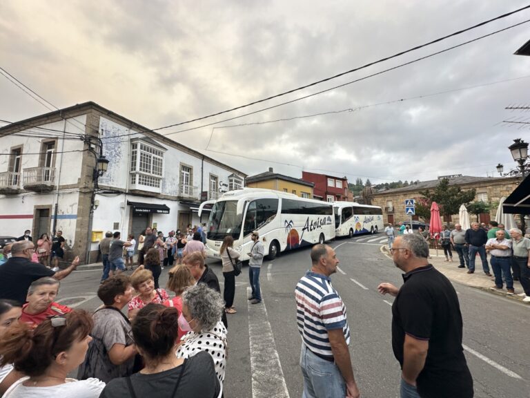 Rural.- Más de 150 vecinos de Petín se concentran en los juzgados en apoyo de un detenido: «Es un cabeza de turco»