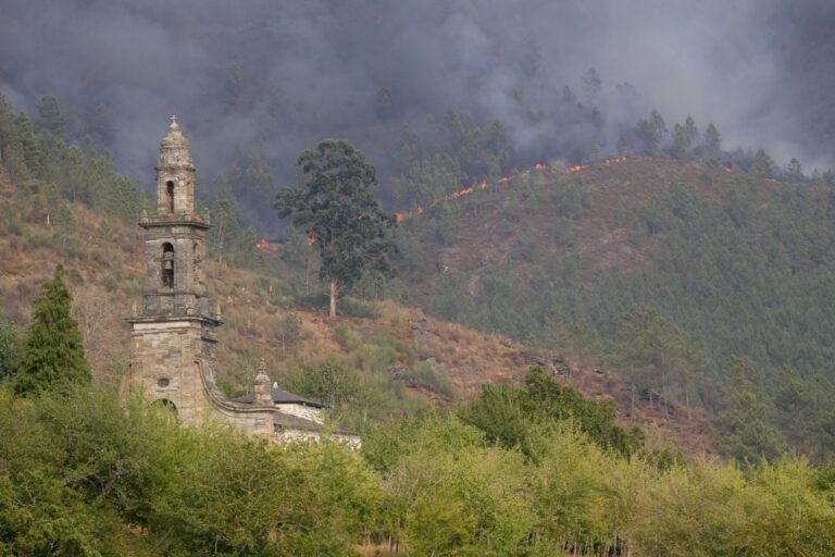Rural.- Alivio térmico en Ourense, pero pocas expectativas de lluvias que faciliten la extinción de incendios