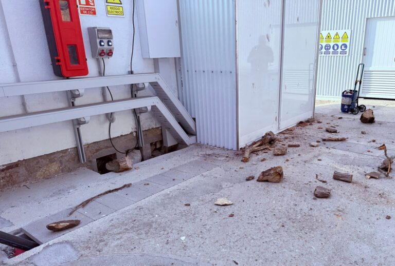 Arrojan piedras y madera contra la depuradora de la isla de Ons y la Xunta abre una investigación