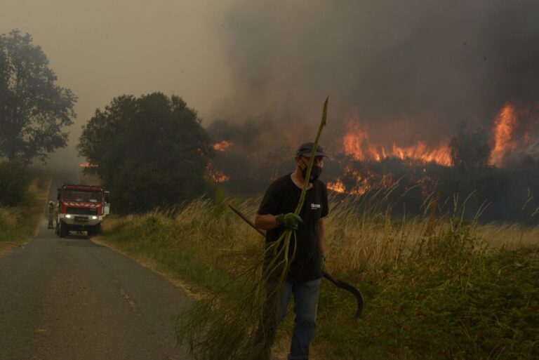 Rural.- El incendio de Larouco (Ourense) continúa sin control y alcanza las 20.000 hectáreas calcinadas
