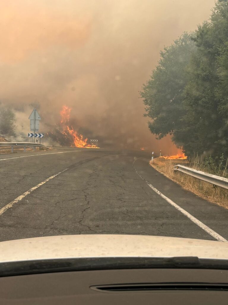 La carretera N-525 permanece cortada a la altura de A Gudiña (Ourense) por los incendios forestales
