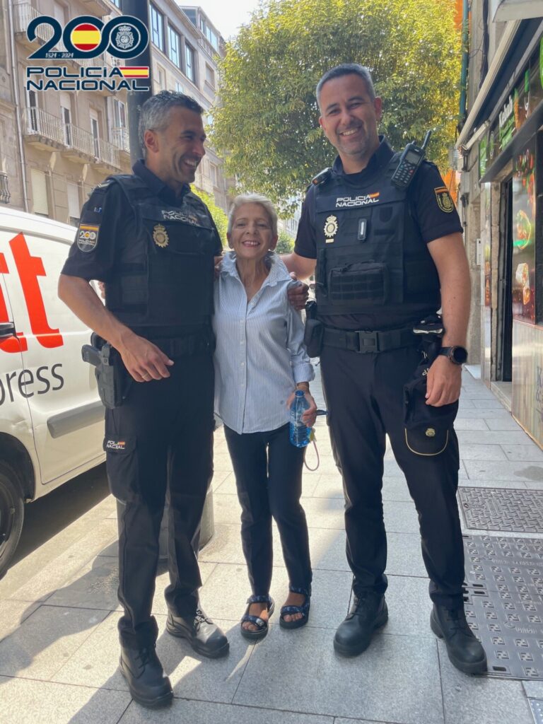 Agentes de la Policía Nacional salvan la vida a una mujer que se desvaneció en la calle en Vigo