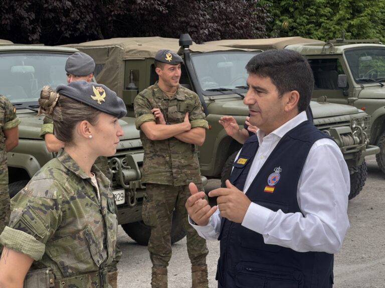Rural.- Pedro Blanco supervisa en A Pobra de Trives el refuerzo del Ejército que trabaja en los incendios de Galicia