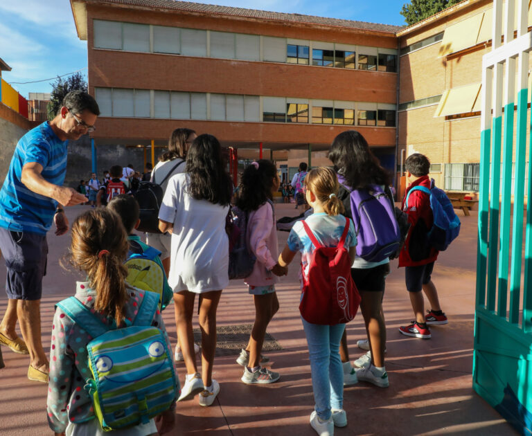 Adelantar las compras a agosto o adquirir libros de segunda mano, consejos de OCU ante la ‘vuelta al cole’
