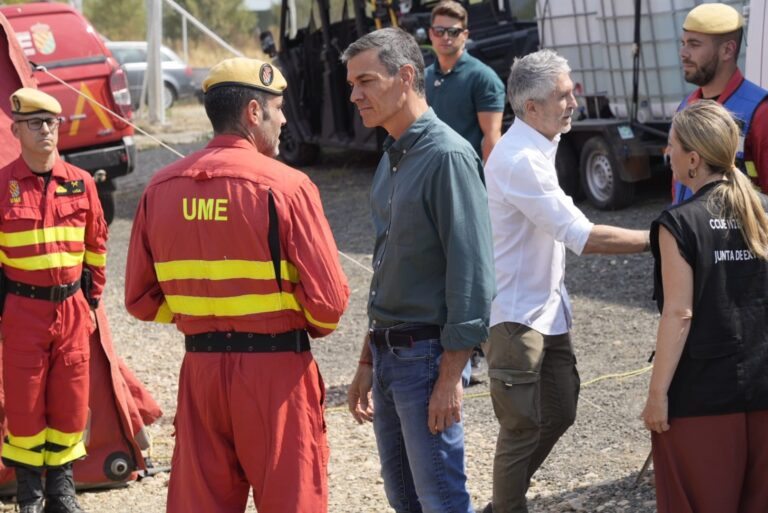 Rural.- Sánchez pide extremar las precauciones y seguir las indicaciones ante los incendios: «Quedan horas difíciles»