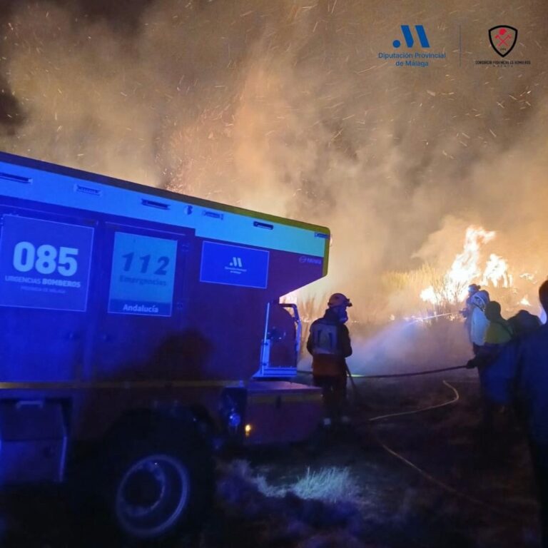 Rural.- Bomberos de Málaga desplazados a Ourense revisan perímetros y posibles reactivaciones