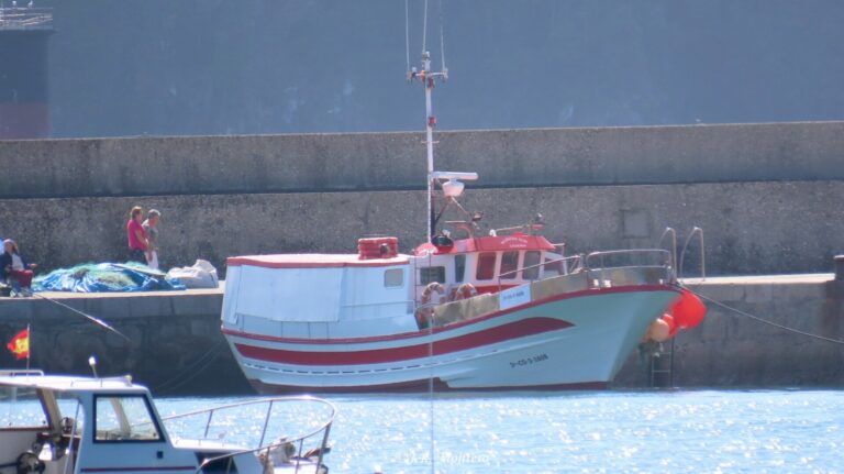 Rescatados los cuatro tripulantes de un pesquero hundido a la entrada de la ría de Cedeira