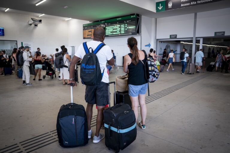 El servicio de alta velocidad entre Madrid y Galicia seguirá suspendido mañana, al menos hasta mediodía