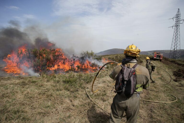 Leve respiro en Galicia: se mantienen activos los grandes incendios pero las hectáreas afectadas no aumentan