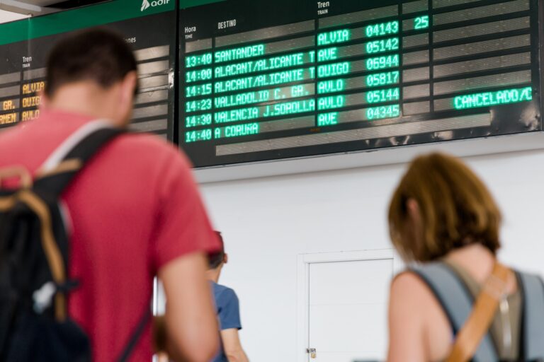 Óscar Puente avanza que la circulación ferroviaria entre Galicia y Madrid podría recuperarse a partir de las 17.00 horas