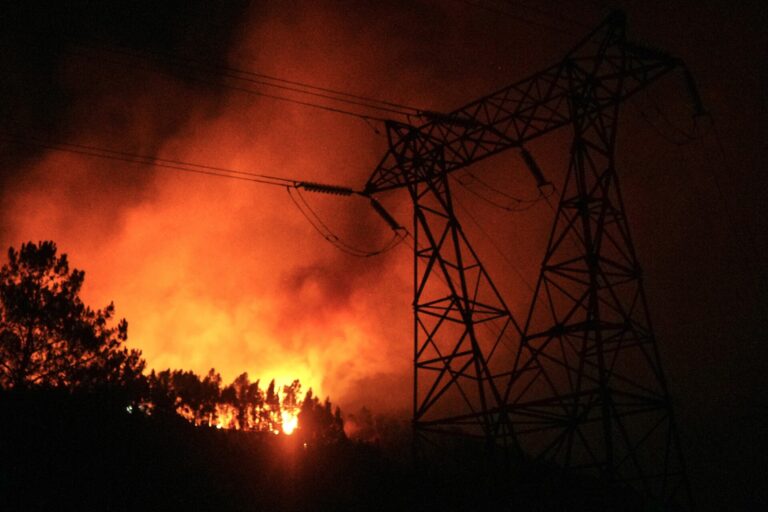 Rural.- Noche de evacuaciones en Galicia: los incendios de Oia, Vilaboa y Carballedo obligan a desalojar a 100 personas
